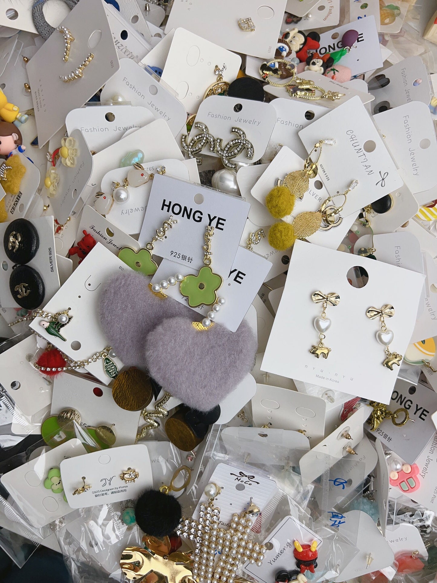 20 paires d’oreille choisies au hasard
